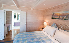 A bedroom at Beach Lodge