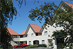 Bella Vista Motel in Mosgiel on a sunny day
